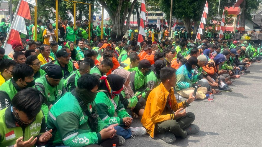Kebersamaan Brimob Dan Ojol Di Sumut : Satukan Hati, Tebar Kepedulian