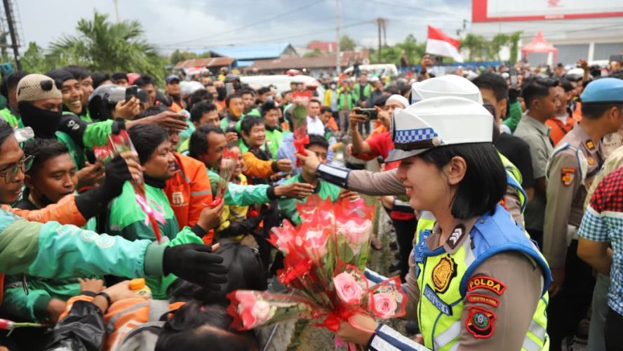 HUT Ke-77, Polwan Polda Sumut Bagikan Bunga Sebagai Tanda Duka Dan Kehangatan di Aksi Solidaritas Ojol