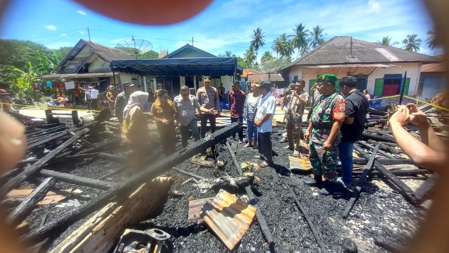 Kunjungi Korban Kebakaran Di Desa Sibaruang, Wakil Bupati Madina Serahkan Bantuan.