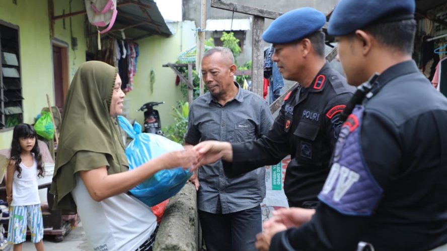 Satuan Brimob Polda Sumut Hadirkan Senyum Warga Lewat Sembako Jumat Berkah