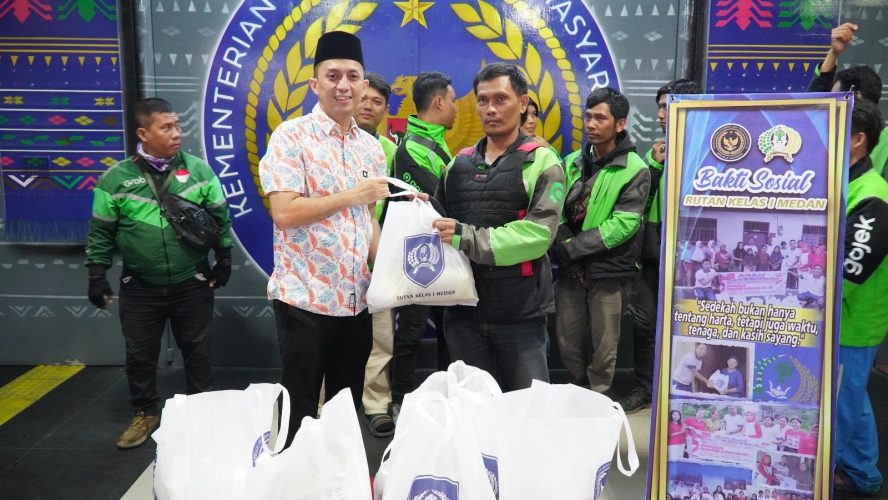Rutan Kelas I Medan Bagikan 50 Paket Bansos Kepada Pengemudi Ojek Online