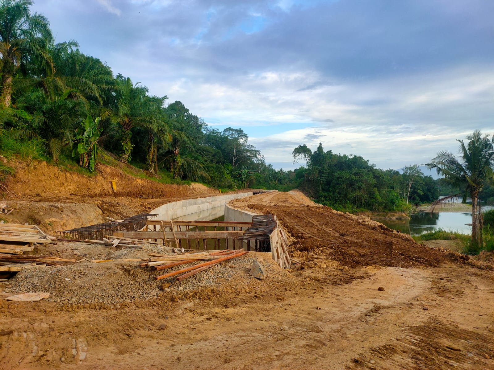 Rehabilitasi Jaringan Irigasi Daerah Irigasi Batang Angkola di Desa Aek Badak Jae Kecamatan Sayur Matinggi Capai Sekitar 45%.