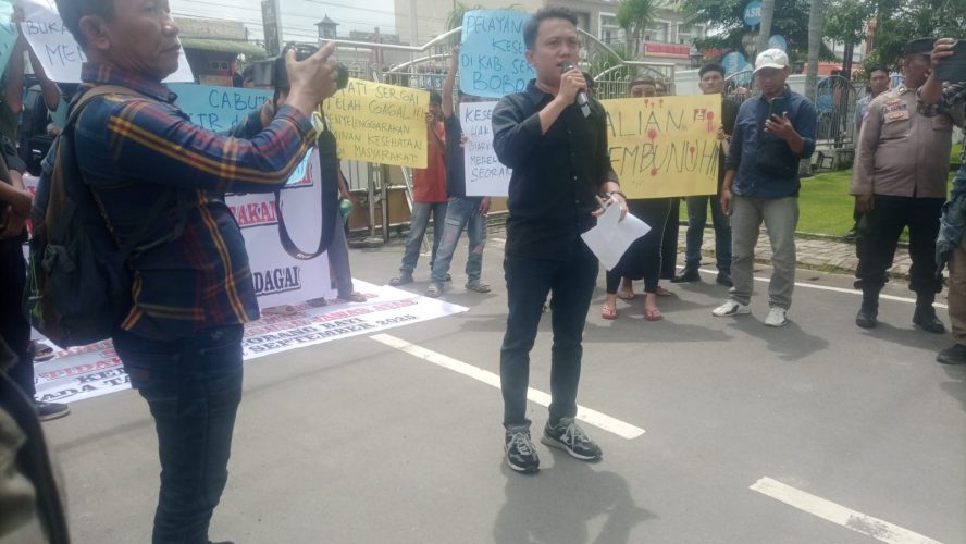 Tuntut Direktur RSU Sultan Sulaiman Dicopot, Ratusan Warga Unjuk Rasa Ke Kantor Bupati Sergai.