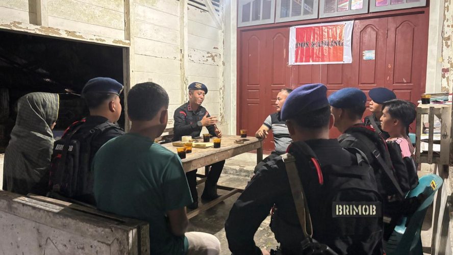 Dekat dengan Warga, Brimob Polda Sumut Gelar Patroli Dialogis Dan Sambangi Pos Kamling di Gunungsitoli