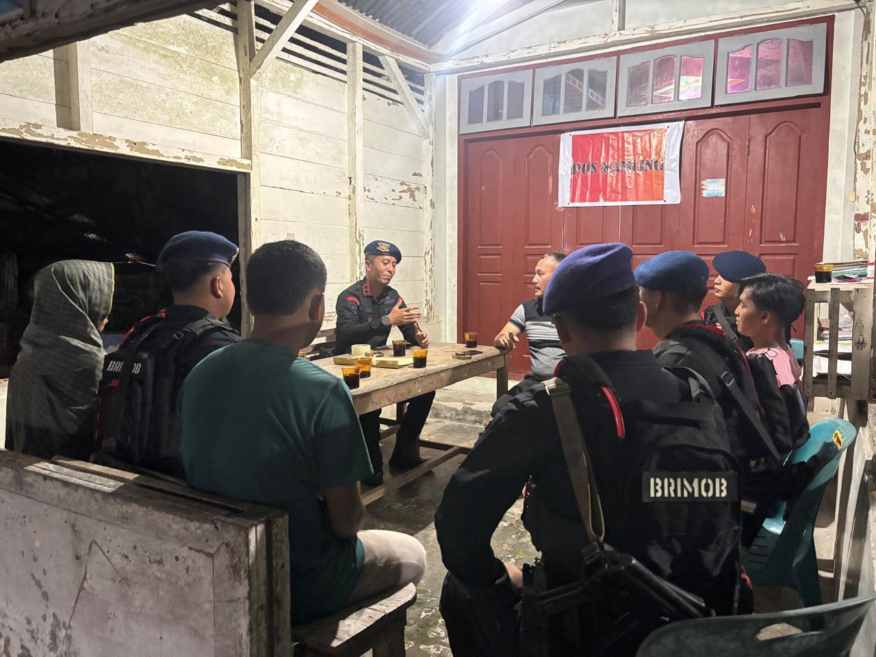 Dekat dengan Warga, Brimob Polda Sumut Gelar Patroli Dialogis Dan Sambangi Pos Kamling di Gunungsitoli