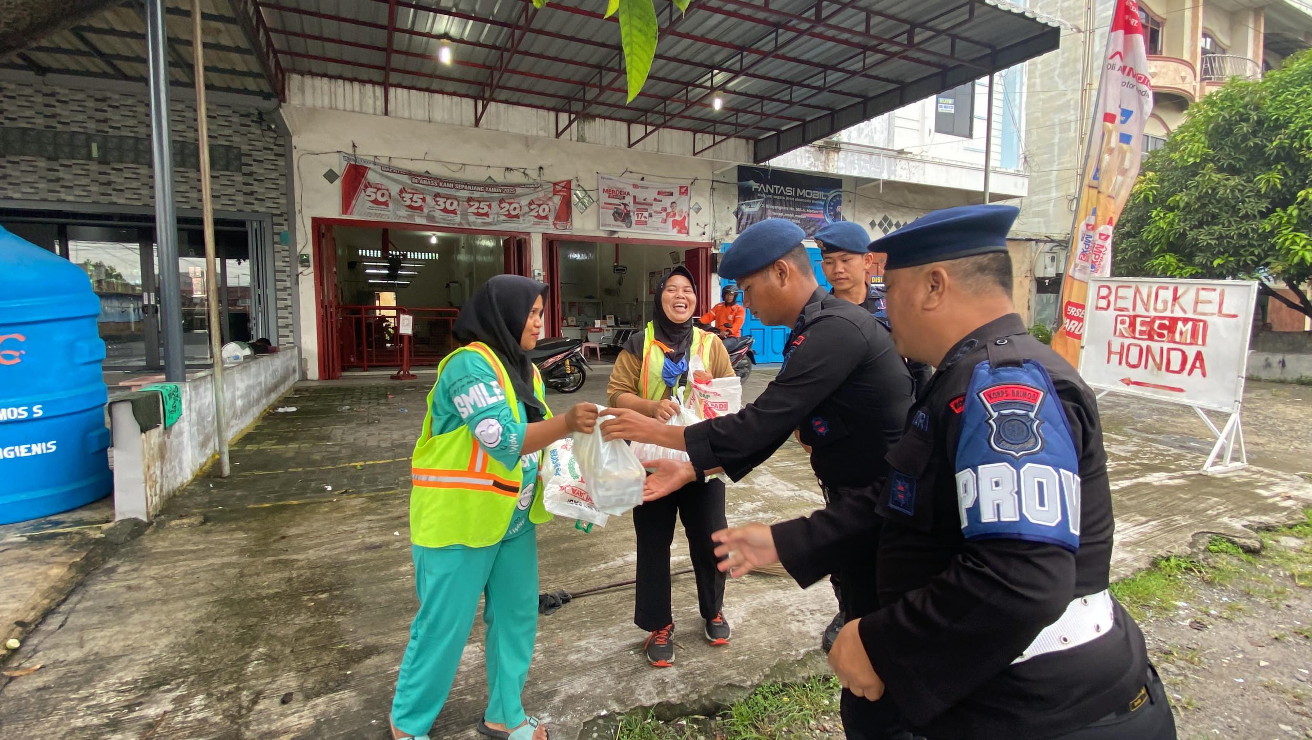 Brimob Polda Sumut Tebar Kepedulian, Utamakan Warga Pinggir Jalan Dalam Bakti Sosial “Indahnya Berbagi di Jum’at Berkah
