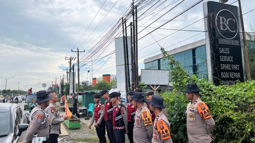 Personel Ditsamapta Polda Sumut Sigap Bantu Warga di Tengah Banjir Jalan SM Raja – Amplas Medan
