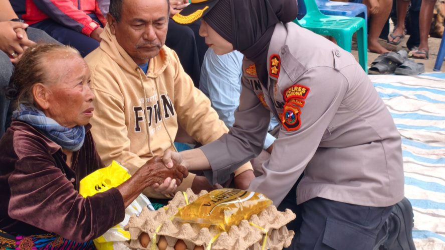 Kapolres Samosir Gelar Bakti Sosial Untuk Korban Kebakaran 8 Unit Rumah Di Desa Simarmata