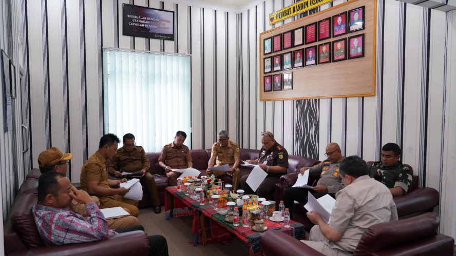 Bupati Pakpak Bharat Memimpin Rapat Forum Komunikasi Pimpinan Daerah di Ruang Rapat Komando Distrik Militer 0206/Dairi