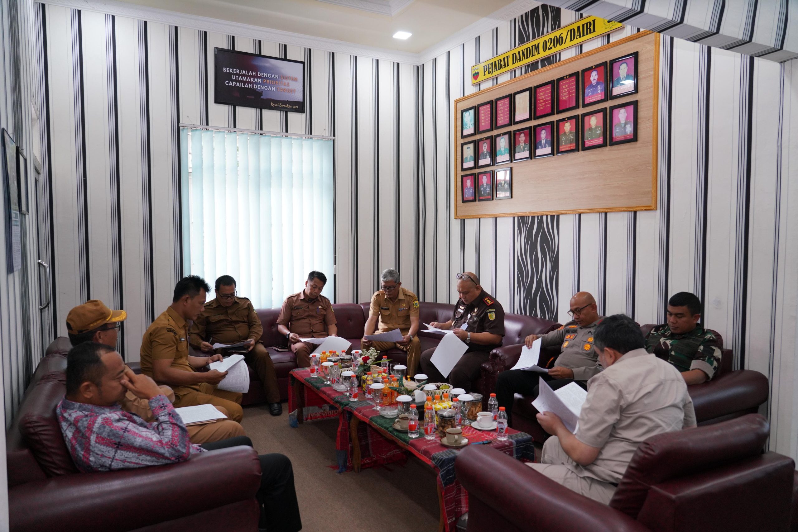 Bupati Pakpak Bharat Memimpin Rapat Forum Komunikasi Pimpinan Daerah di Ruang Rapat Komando Distrik Militer 0206/Dairi