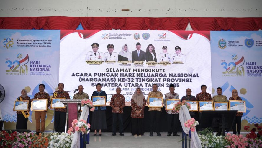 Bupati Pakpak Bharat Menerima piagam Penghargaan Setara Kelompok Terbaik 2025