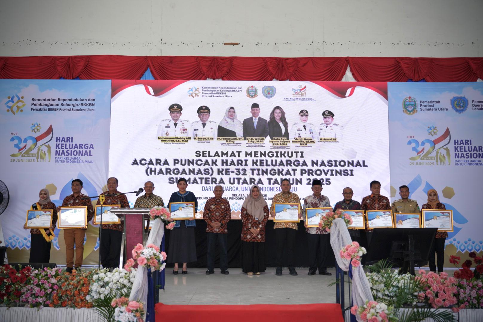 Bupati Pakpak Bharat Menerima piagam Penghargaan Setara Kelompok Terbaik 2025