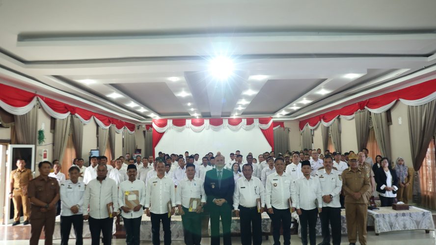 Puluhan Kepala Desa se Kabupaten Pakpak Bharat Menghadiri dan Menyaksikan Peluncuran dan Peresmian KDMP Serentak Oleh Presiden RI