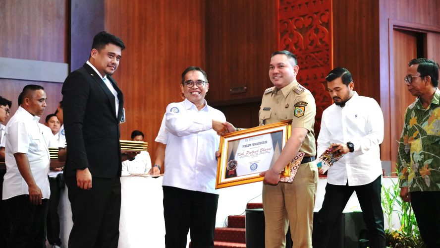 Bupati Pakpak Bharat Menerima Apresiasi Salah Satu Kabupaten Universal Health Coverage (UHC)