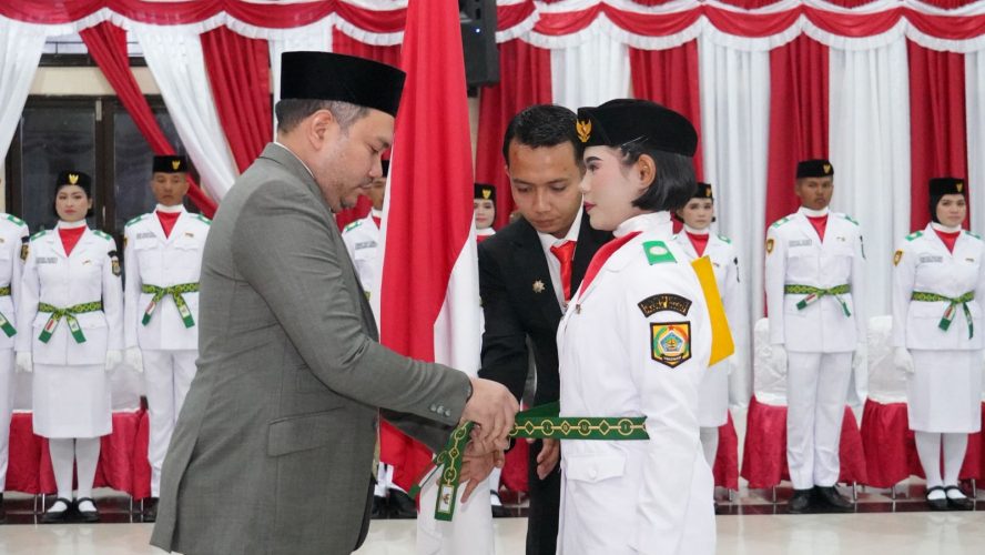 Bupati Pakpak Bharat Mengukuhkan PASKIBRAKA di Aula Balai Diklat Cikaok