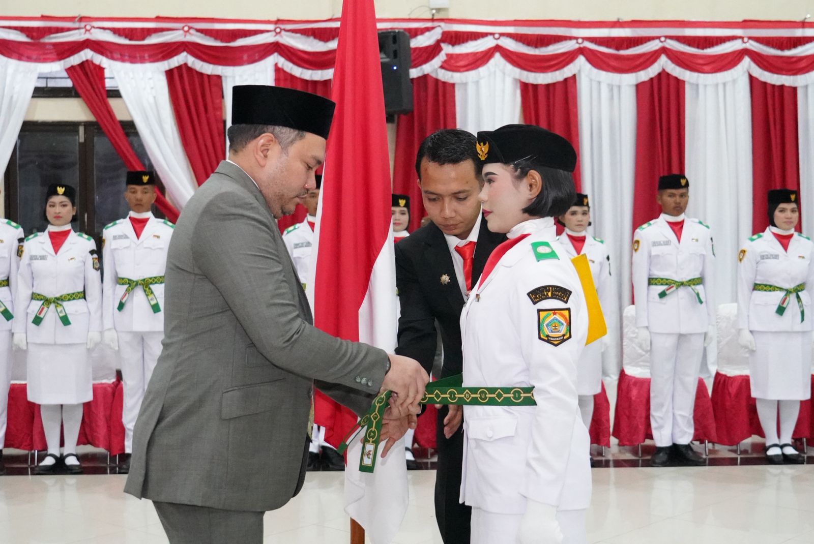 Bupati Pakpak Bharat Mengukuhkan PASKIBRAKA di Aula Balai Diklat Cikaok