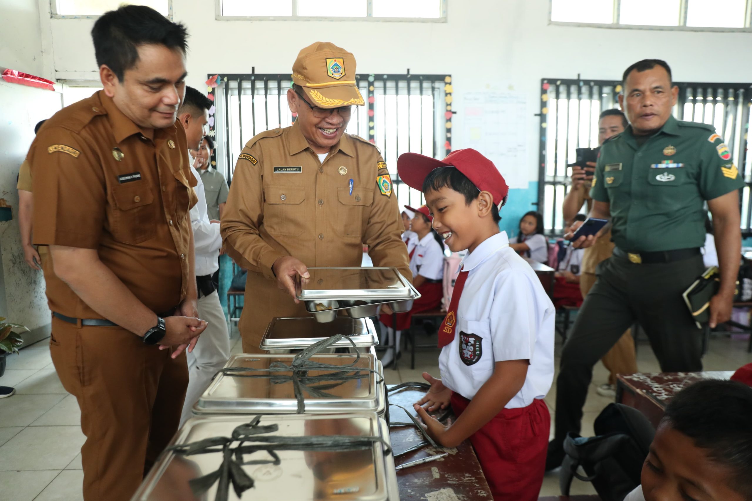 Atas Nama Bupati Sekda Pakpak Bharat Jalan Berutu,SP.d, MM Melaunching Program MBG