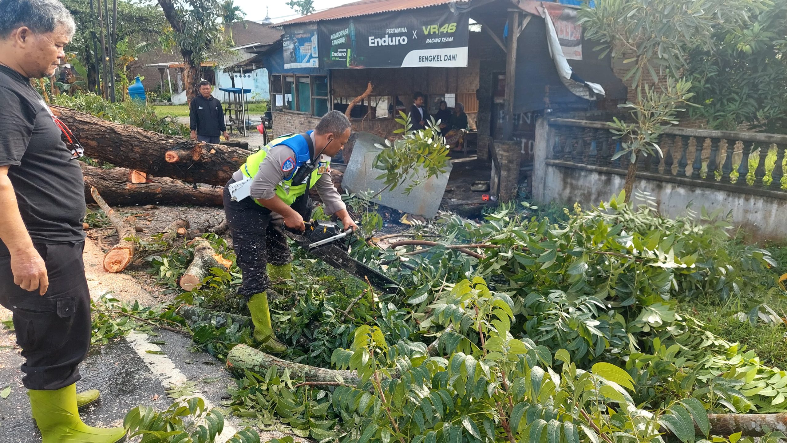 Apresiasi Masyarakat, Tindakan Polres Sergai Gerak Cepat Jaga Situasi Lalu Lintas Bersihkan Pohon Tumbang