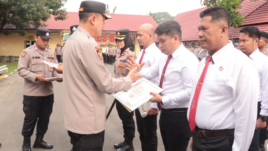 Kapolres Binjai Berikan Penghargaan Sebanyak 39 Personil Yang Berprestasi