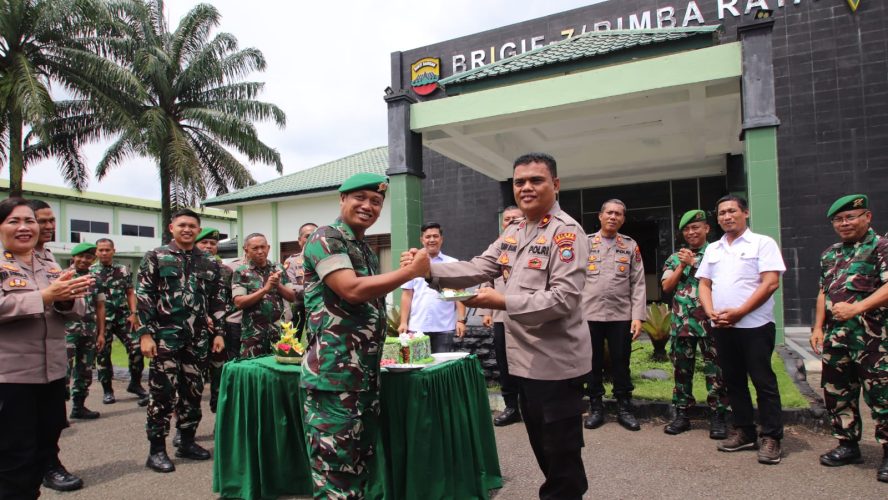 HUT TNI Ke-80, PJU Polres Sergai Ucapkan Selamat Serta Berikan Tumpeng