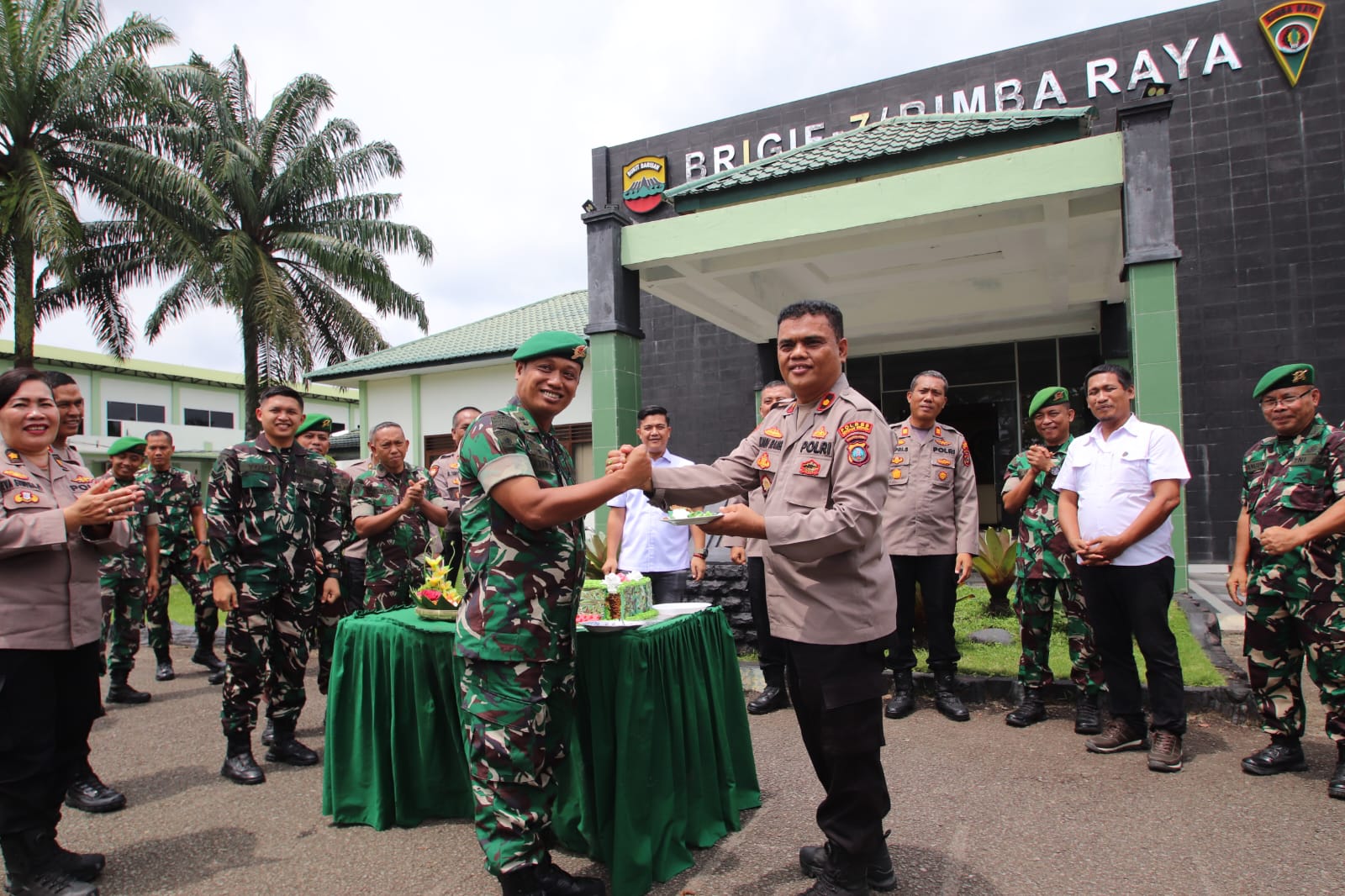 HUT TNI Ke-80, PJU Polres Sergai Ucapkan Selamat Serta Berikan Tumpeng