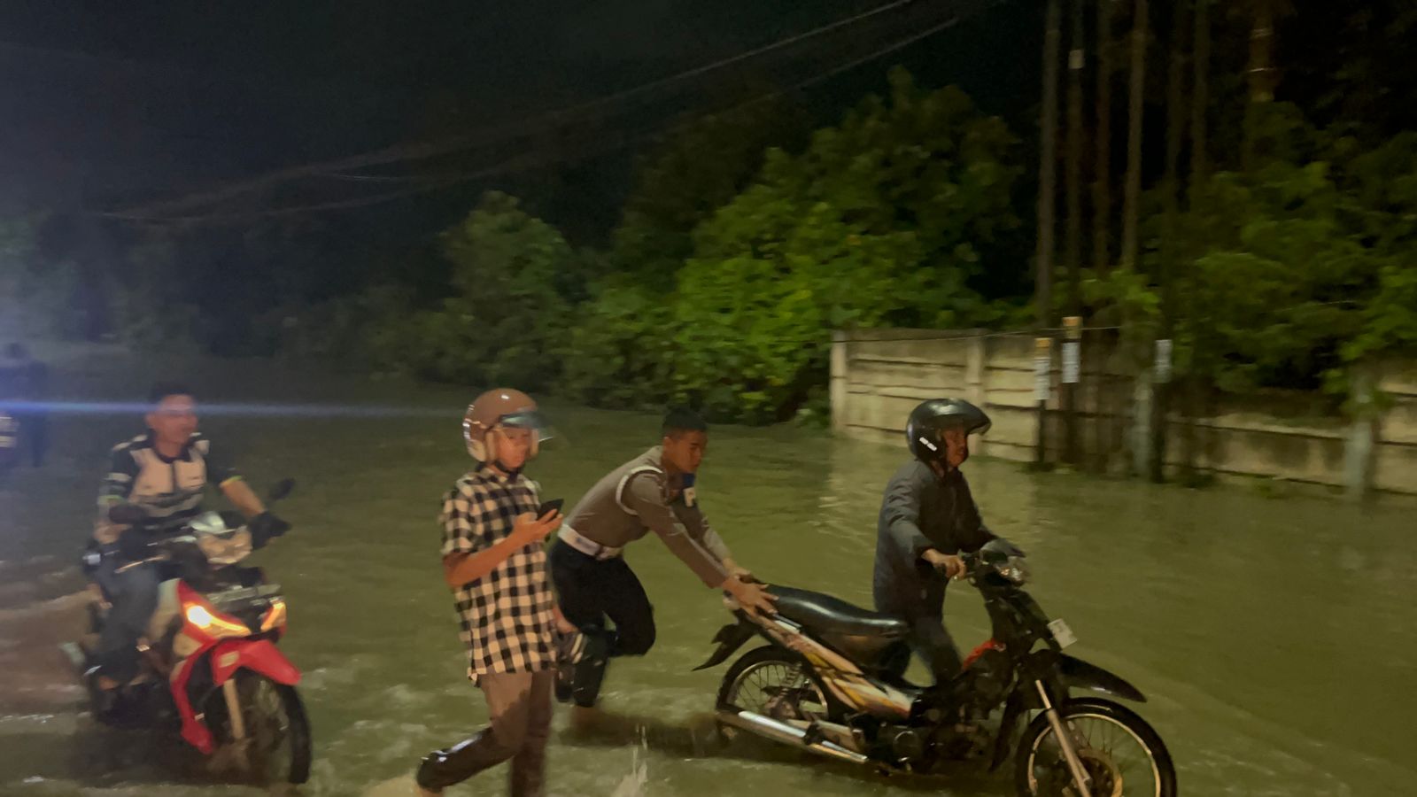 Polisi Hadir Untuk Masyarakat: Ditsamapta Polda Sumut Turun Langsung Bantu Warga Hadapi Banjir
