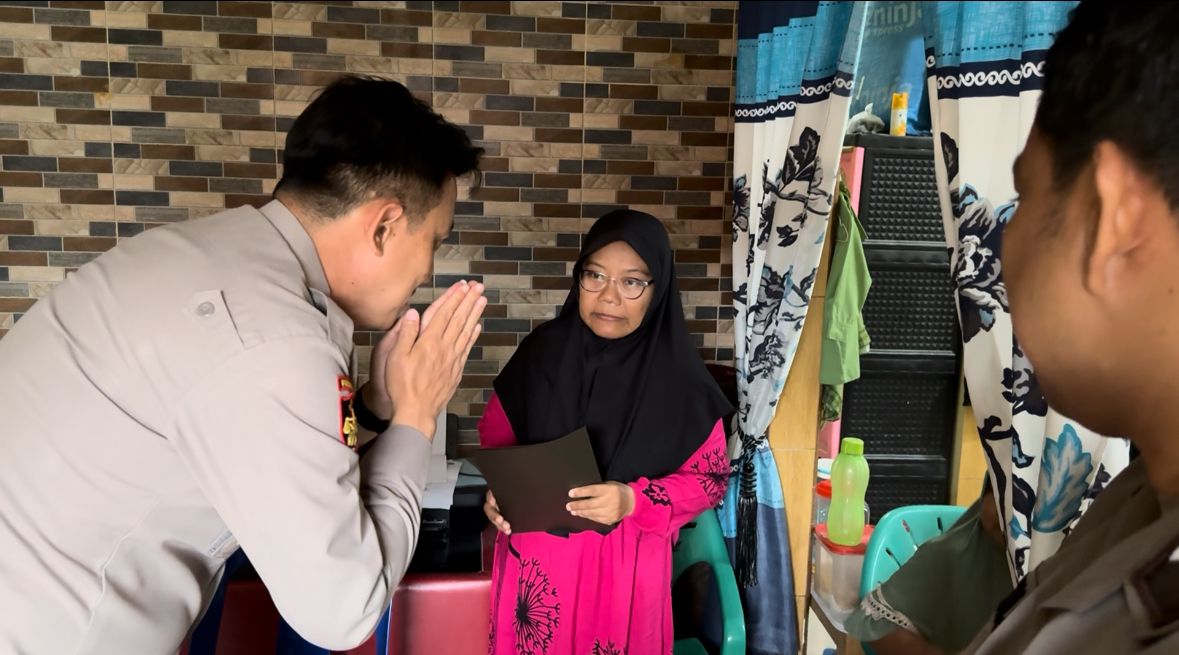 Kapolres Binjai Tiba Dirumah Duka Alm. Bripka Taufik Berikan Santunan