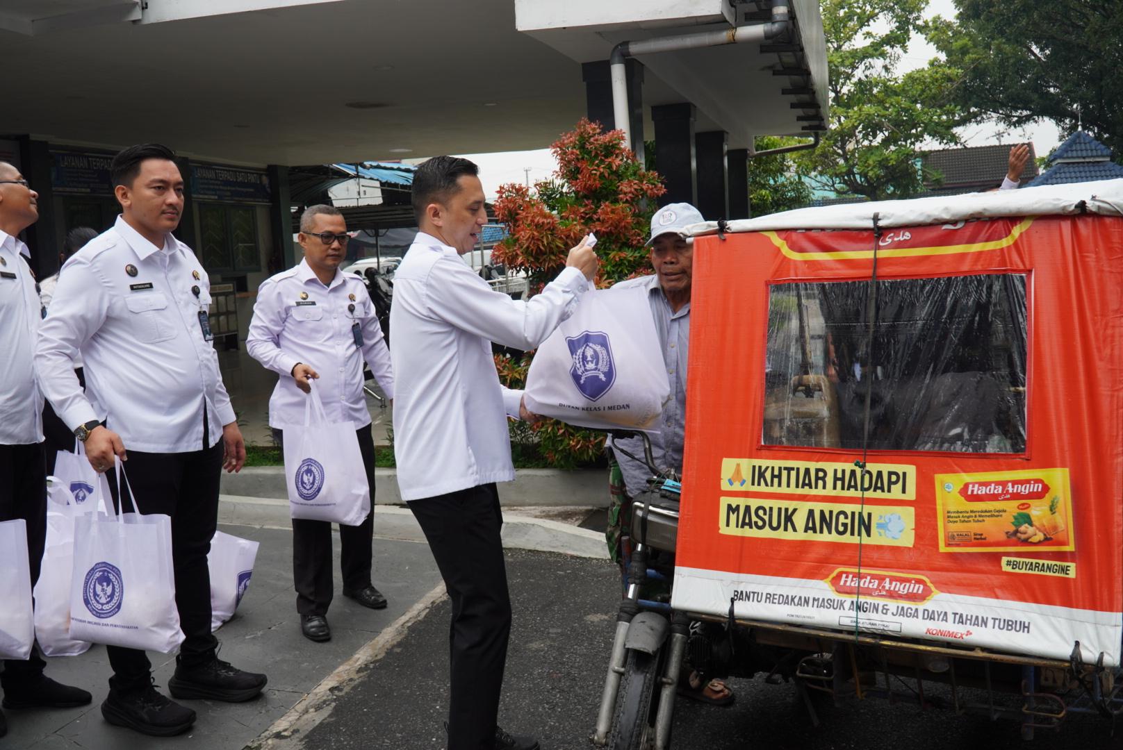 Rutan Kelas I Medan Bagikan 50 Paket Bansos Kepada Tukang Becak