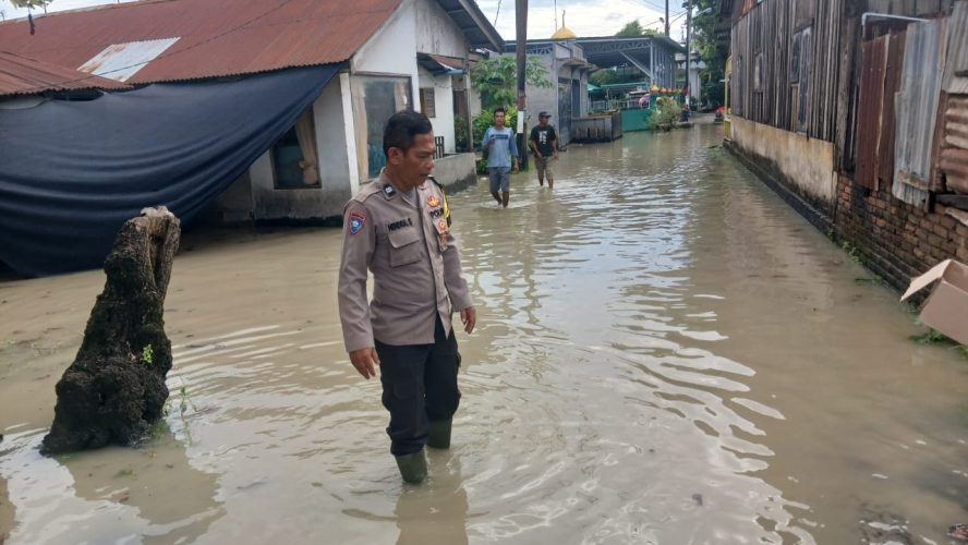 Bhabinkamtibmas Aiptu Hendra, Bantu Warga Terdampak Banjir di Sei Rampah Dan Pematang Ganjang