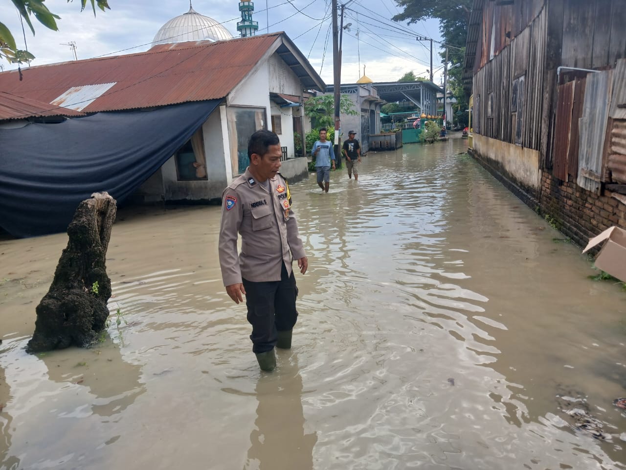 Bhabinkamtibmas Aiptu Hendra, Bantu Warga Terdampak Banjir di Sei Rampah Dan Pematang Ganjang