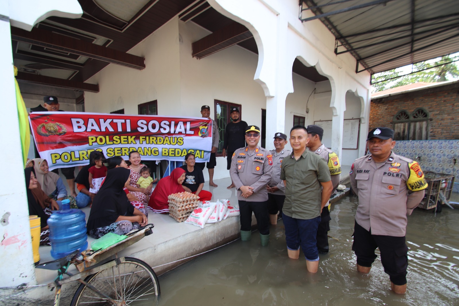 Wujud Kepedulian Polri, Polres Sergai Berikan Bantuan Sembako Korban Banjir