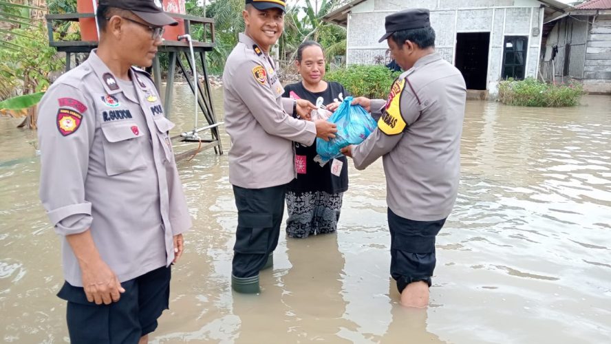 Polres Sergai Hadir Turut Bantu Korban Banjir Di Pekan, Desa Tanjung Beringin
