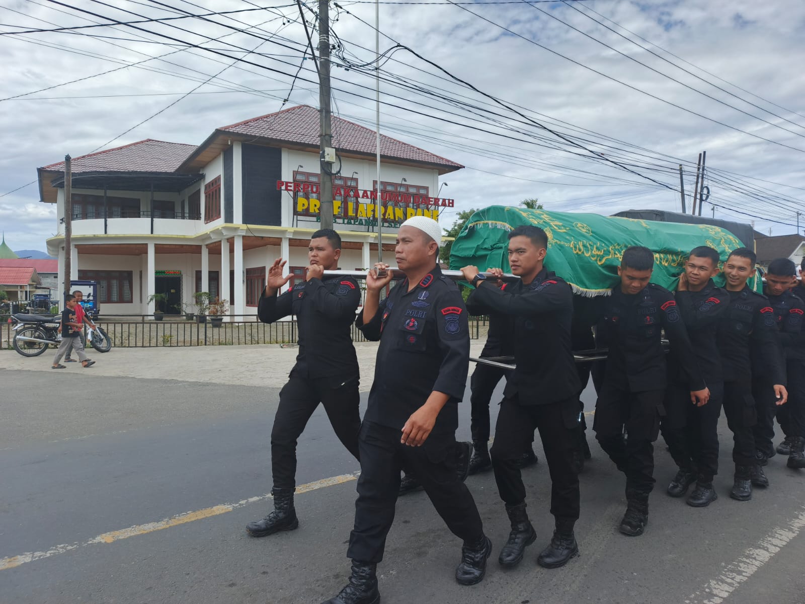 Wujud Kepedulian Brimob Untuk Masyarakat: Batalyon C Pelopor Satuan Brimob Polda Sumut Bantu Warga Kurang Mampu Dan Ringankan Duka Keluarga Berbelasungkawa