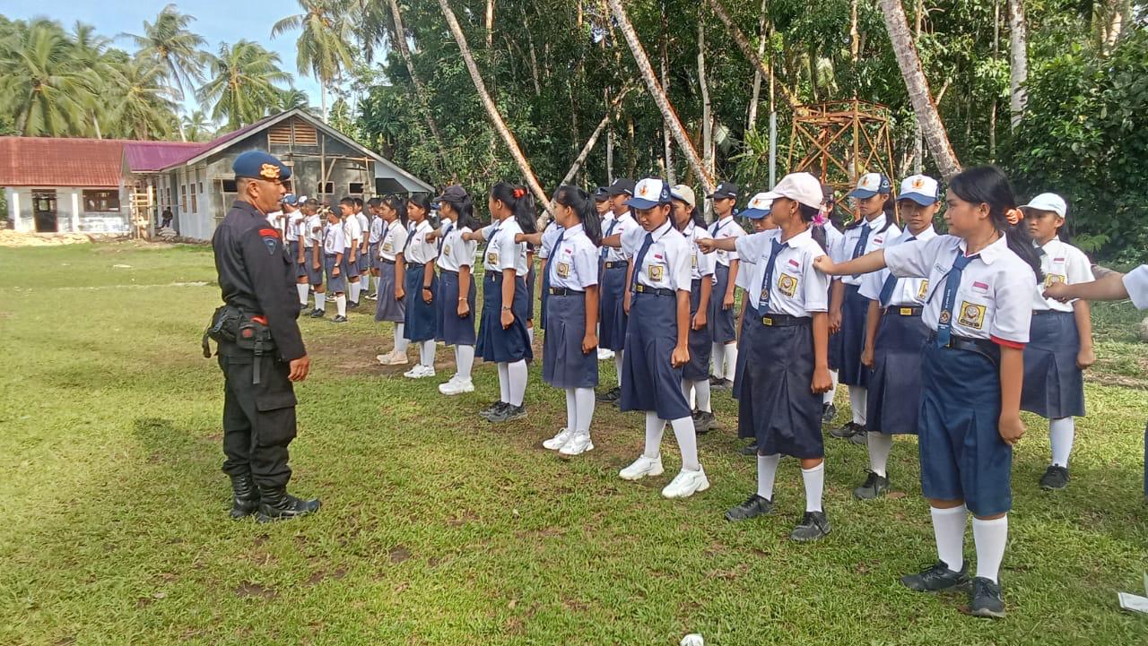 Brimob Latih Disiplin Dan Semangat Nasionalisme Di SMPN 5 Gunungsitoli Idanoi