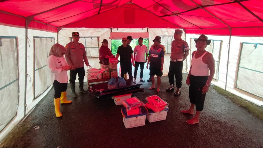Sinergitas TNI-POLRI Dan Pemerintah, Bagikan Bantuan Sosial Untuk Warga Terdampak Banjir Di Desa Mangga Dua Dan Desa Bagan Kuala