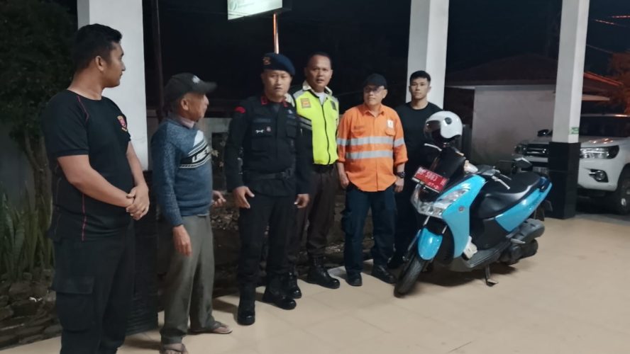 Aksi Kemanusiaan Di Tengah Tugas, Personel Gegana Brimob Polda Sumut Evakuasi Ibu Bidan Korban Laka Di Tapanuli Selatan