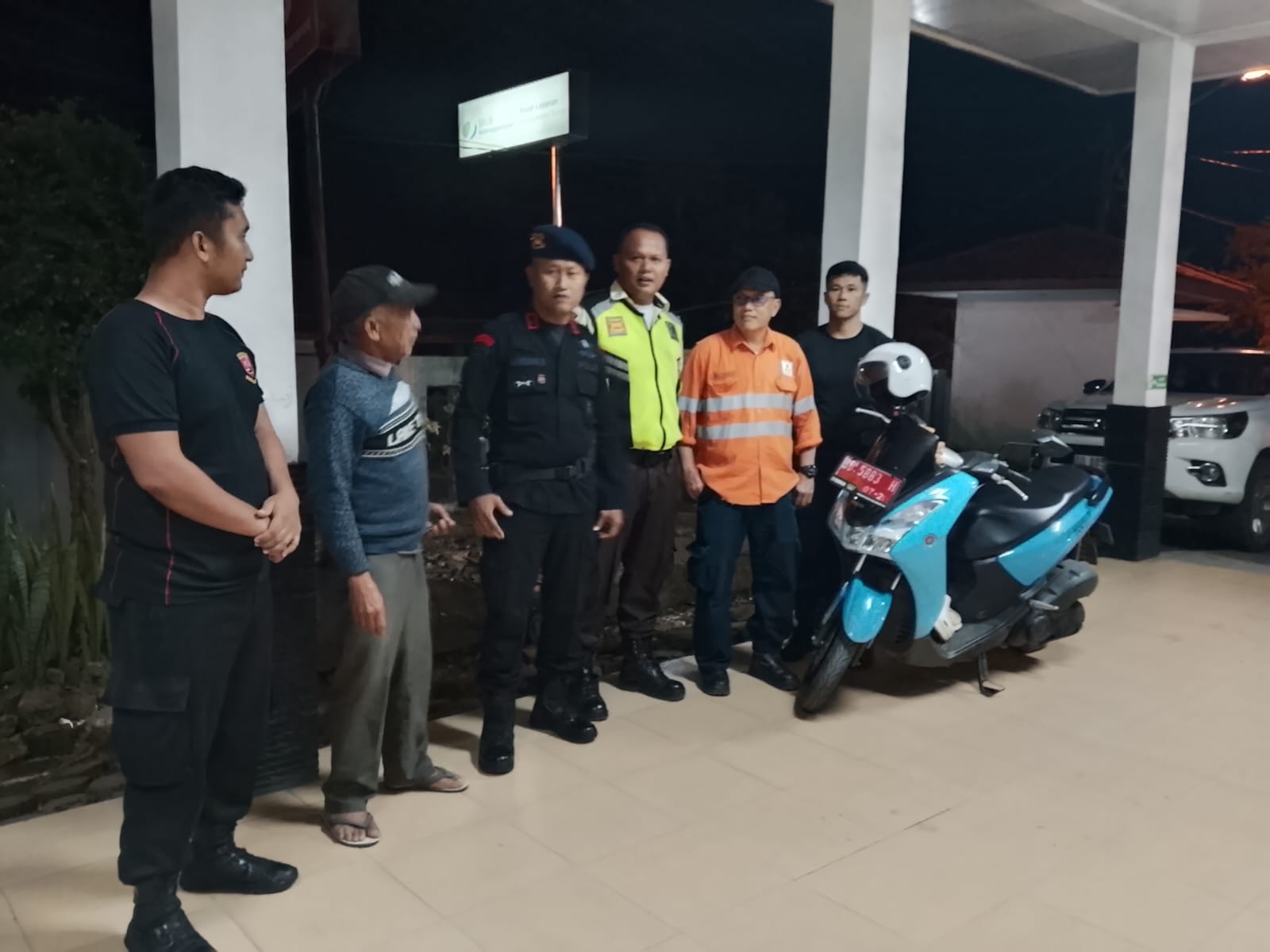 Aksi Kemanusiaan Di Tengah Tugas, Personel Gegana Brimob Polda Sumut Evakuasi Ibu Bidan Korban Laka Di Tapanuli Selatan
