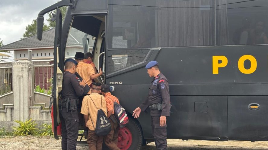 Wujud Kepedulian Polri! Brimob Polda Sumut Antar Jemput Anak Sekolah Di Tapanuli Selatan