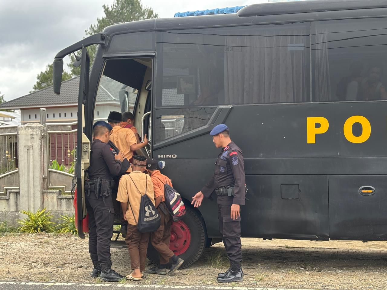 Wujud Kepedulian Polri! Brimob Polda Sumut Antar Jemput Anak Sekolah Di Tapanuli Selatan