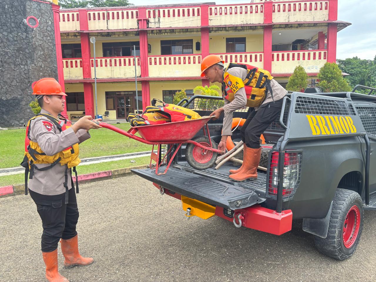 Siaga Di Tengah Cuaca Ekstrem! Brimob Polda Sumut Laksanakan Patroli SAR Antisipasi Banjir Dan Longsor Di Nias