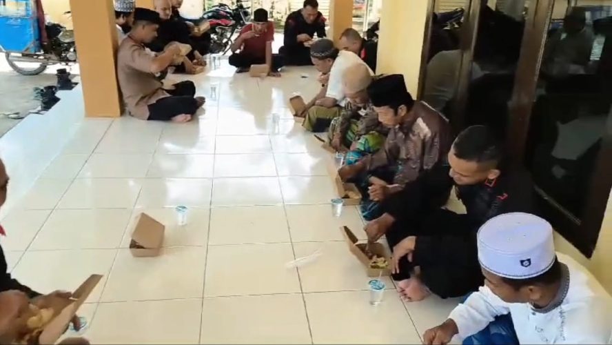 Jumat Berkah Brimob Sumut! Personel Batalyon B Pelopor Tebar Cinta, Berbagi Berkah, Dan Eratkan Silaturahmi Di Masjid Al Jihad Tanjung Balai