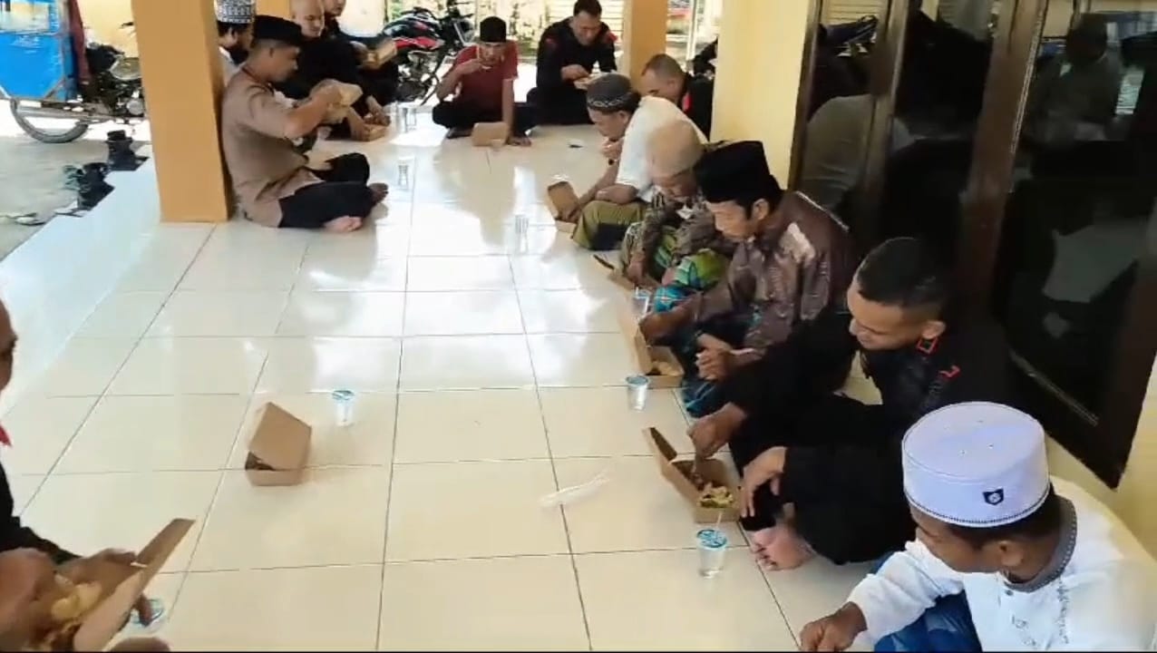 Jumat Berkah Brimob Sumut! Personel Batalyon B Pelopor Tebar Cinta, Berbagi Berkah, Dan Eratkan Silaturahmi Di Masjid Al Jihad Tanjung Balai