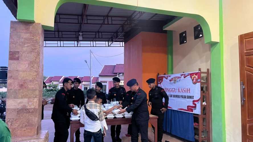 Wujud Kasih Dan Kepedulian! Brimob Batalyon C Pelopor Polda Sumut Bagikan Makanan Gratis Di Gereja Oikumene