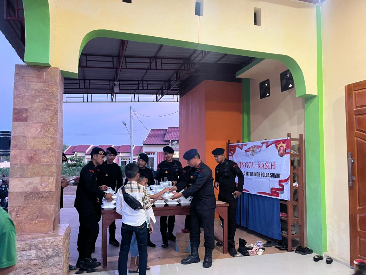 Wujud Kasih Dan Kepedulian! Brimob Batalyon C Pelopor Polda Sumut Bagikan Makanan Gratis Di Gereja Oikumene