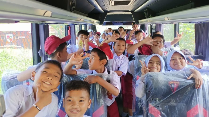 Brimob Sumut Peduli Pendidikan: Personel Kompi 2 Batalyon A Pelopor Antar Pelajar SD Pulang Sekolah Dengan Aman Dan Nyaman