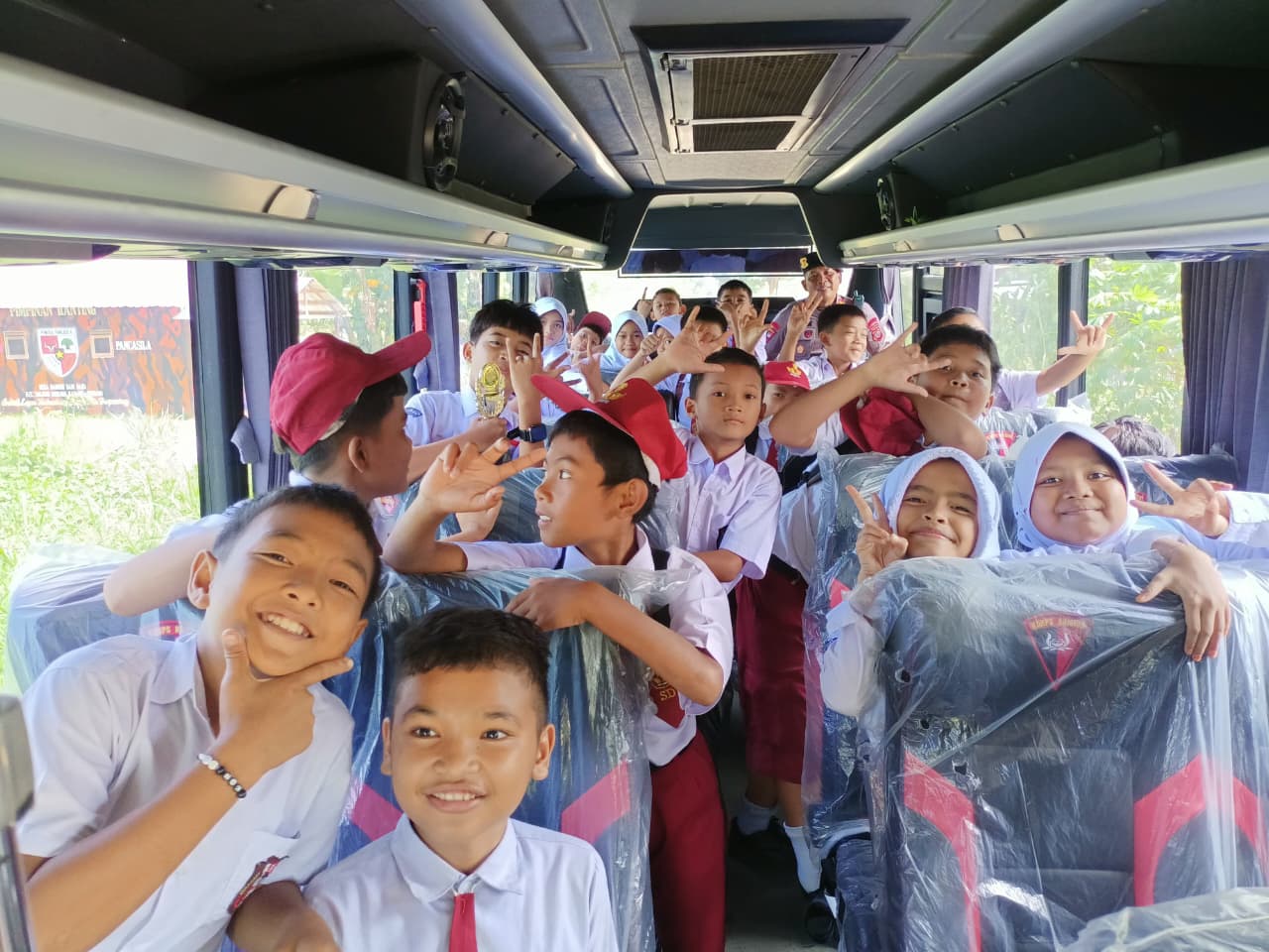 Brimob Sumut Peduli Pendidikan: Personel Kompi 2 Batalyon A Pelopor Antar Pelajar SD Pulang Sekolah Dengan Aman Dan Nyaman