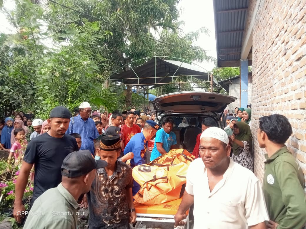 Sinergitas TNI-POLRI Dan Basarnas Atasi Penemuan Jenazah Nelayan Yang Hilang Di Perairan Desa Sentang, Teluk Mengkudu