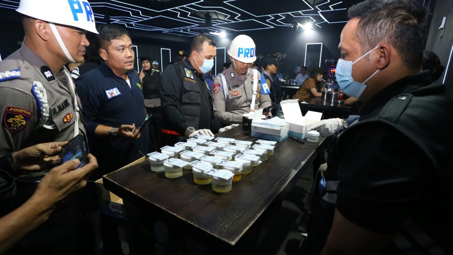 Polda Sumut Gelar Razia Gabungan Di THM Helen’s Night Mart, Dua Pengunjung Positif Narkoba