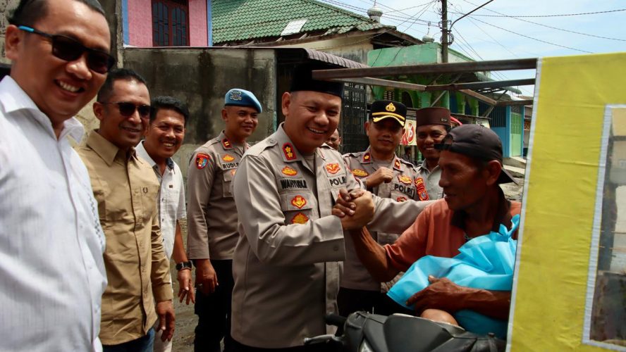 Kapolres Pelabuhan Belawan Beri Bantuan Sembako Untuk Warga Terdampak Banjir Rob