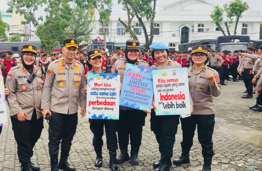 Dengan Humanis, Polwan Polda Sumut Laksanakan Pengamanan Aksi Unjuk Rasa Di Kantor Gubernur Sumut